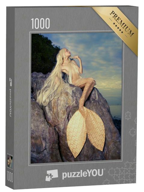 Puzzle 1000 Teile „Goldene Meerjungfrau auf einem Felsen am Meer“