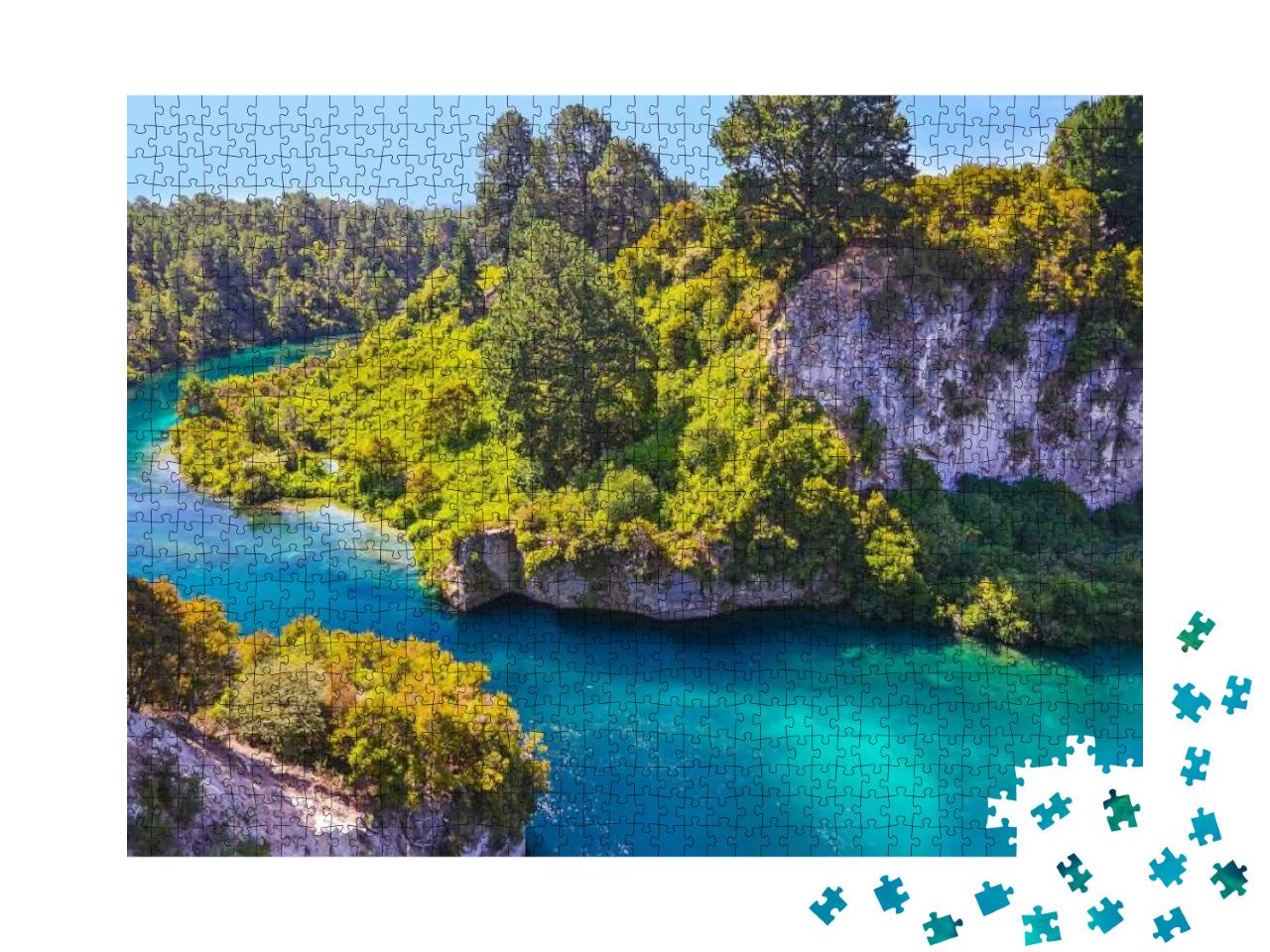 Puzzle 1000 Teile „Wunderschöner klarer Bergfluss in der grünen Natur“