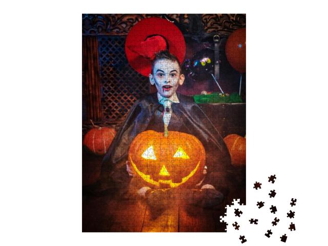Puzzle 1000 Teile „Junge in Vampir-Kostüm mit leuchtendem Kürbis an Halloween“
