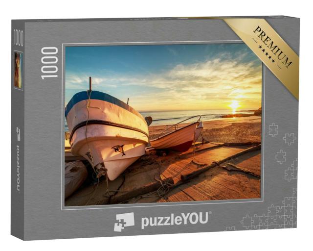 Puzzle 1000 Teile „Hölzerne Fischerboote in einem kleinen Hafen am Strand bei Sonnenuntergang“