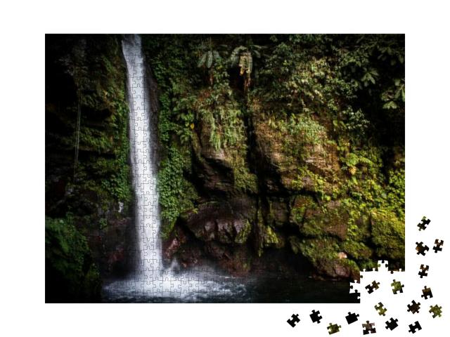 Puzzle 1000 Teile „Der wunderschöne Tuasan-Wasserfall, Insel Camiguin, Philippinen.“