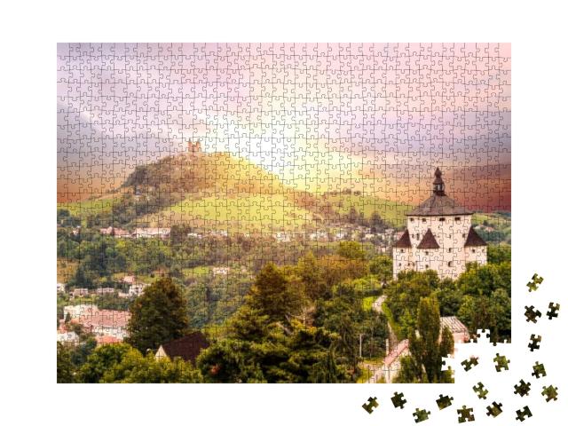 Puzzle 1000 Teile „Alte slowakische Bergbaustadt Banska Stiavnica in der Abenddämmerung“