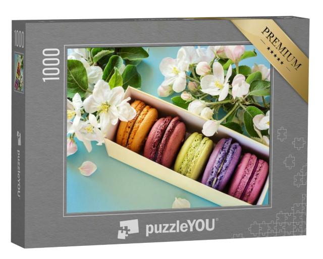 Puzzle 1000 Teile „Schachtel mit bunten Makarons, umrahmt von Apfelblüten“