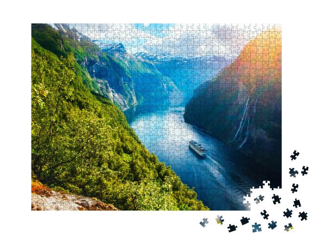 Puzzle 1000 Teile „Blick auf Sunnylvsfjorden: Fjord mit Kreuzfahrtschiff und Wasserfall, Norwegen“