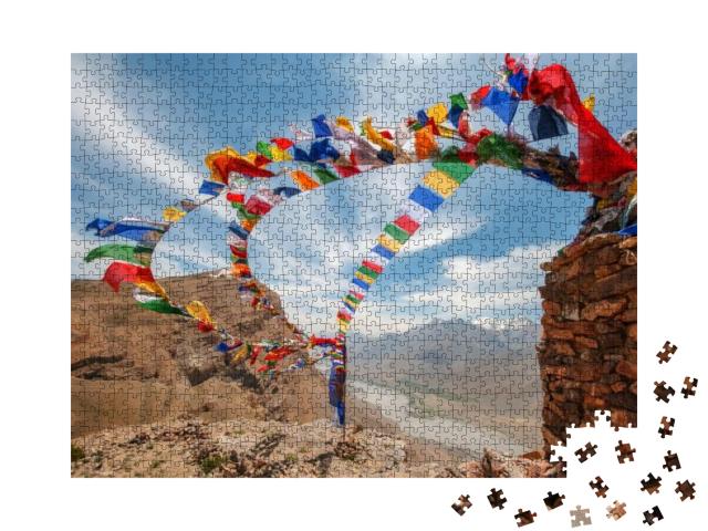 Puzzle 1000 Teile „Typisch bunte tibetische Mantra-Flaggen flattern im Wind, Tibet“