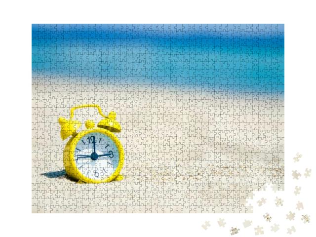 Puzzle 1000 Teile „Gelber Wecker im Sand am Meer“