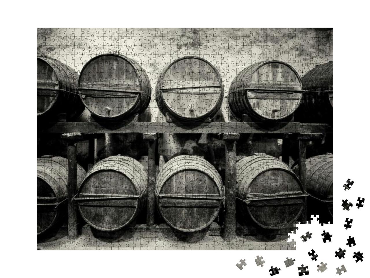 Puzzle 1000 Teile „Gestapelte Fässer in der Weinkellerei, schwarz-weiß“