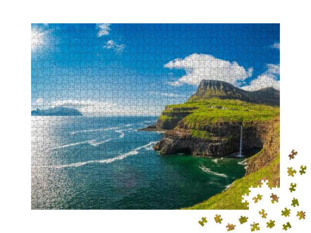 Puzzle 1000 Teile „Gasadalur: magischer Wasserfall an einem sonnigen Tag am Atlantik“