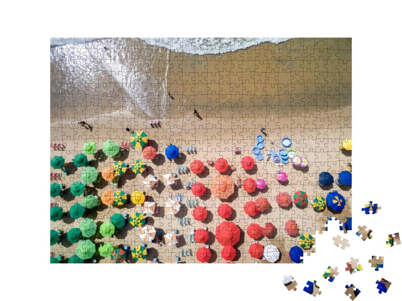 Puzzle 500 Teile „Luftaufnahme von einem Sandstrand mit Sonnenschirmen“