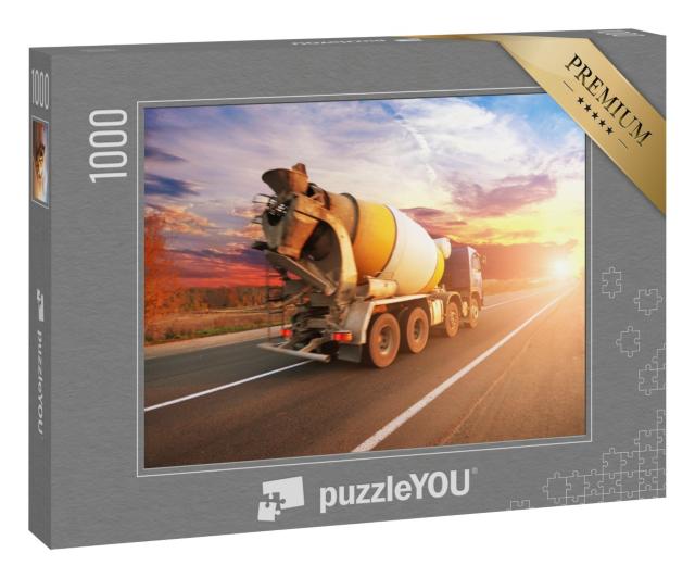 Puzzle 1000 Teile „Betonmischer auf der Straße im Sonnenuntergang“