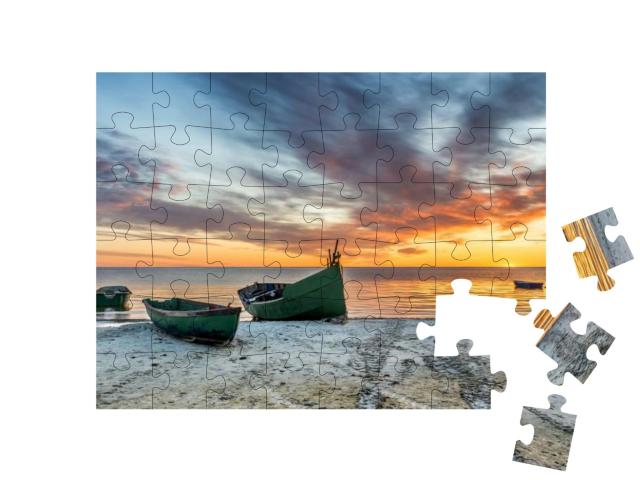 Puzzle 48 Teile „Verankertes Fischerboot am Sandstrand der Ostsee“