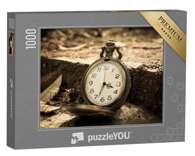 Puzzle 1000 Teile „Aufgeklappte Taschenuhr lehnt an Bordstein“