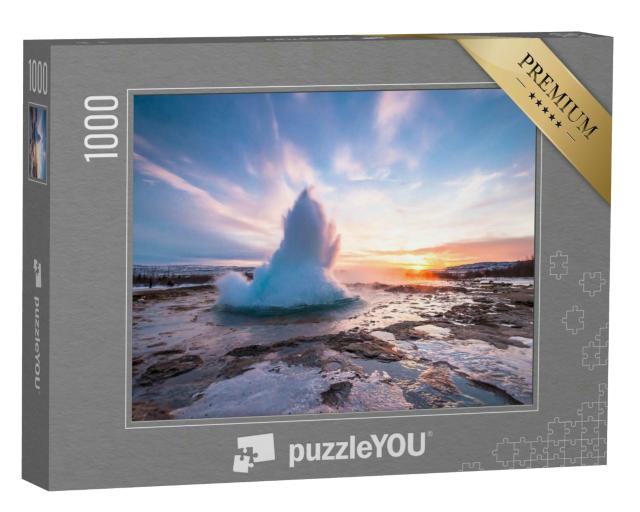 Puzzle 1000 Teile „Kalter Winter: Strokkur Geysir mit Sonnenlicht im Dampf, Island“