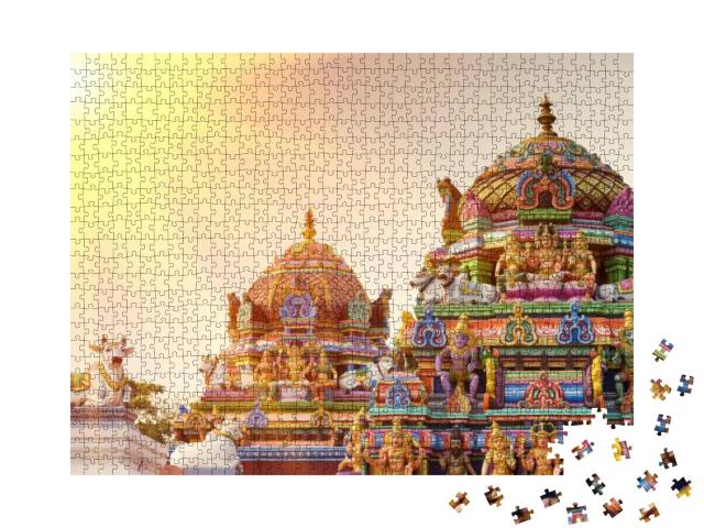 Puzzle 1000 Teile „Szenerie an einem Tempel in Indien: bunte Gopura“