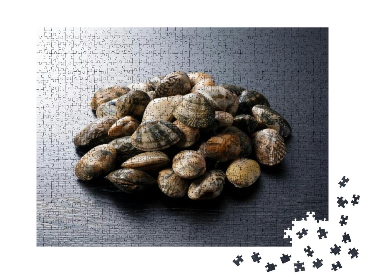 Puzzle 1000 Teile „Asari-Muscheln auf schwarzem Hintergrund“