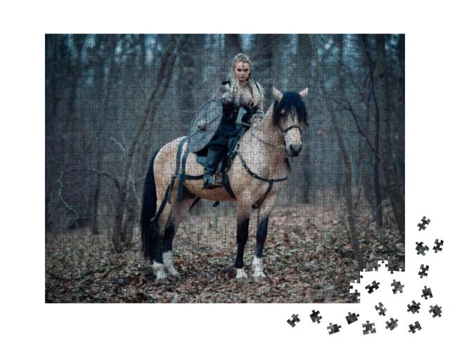 Puzzle 1000 Teile „Wikinger Kriegerin auf ihrem Pferd im dunklen Wald“