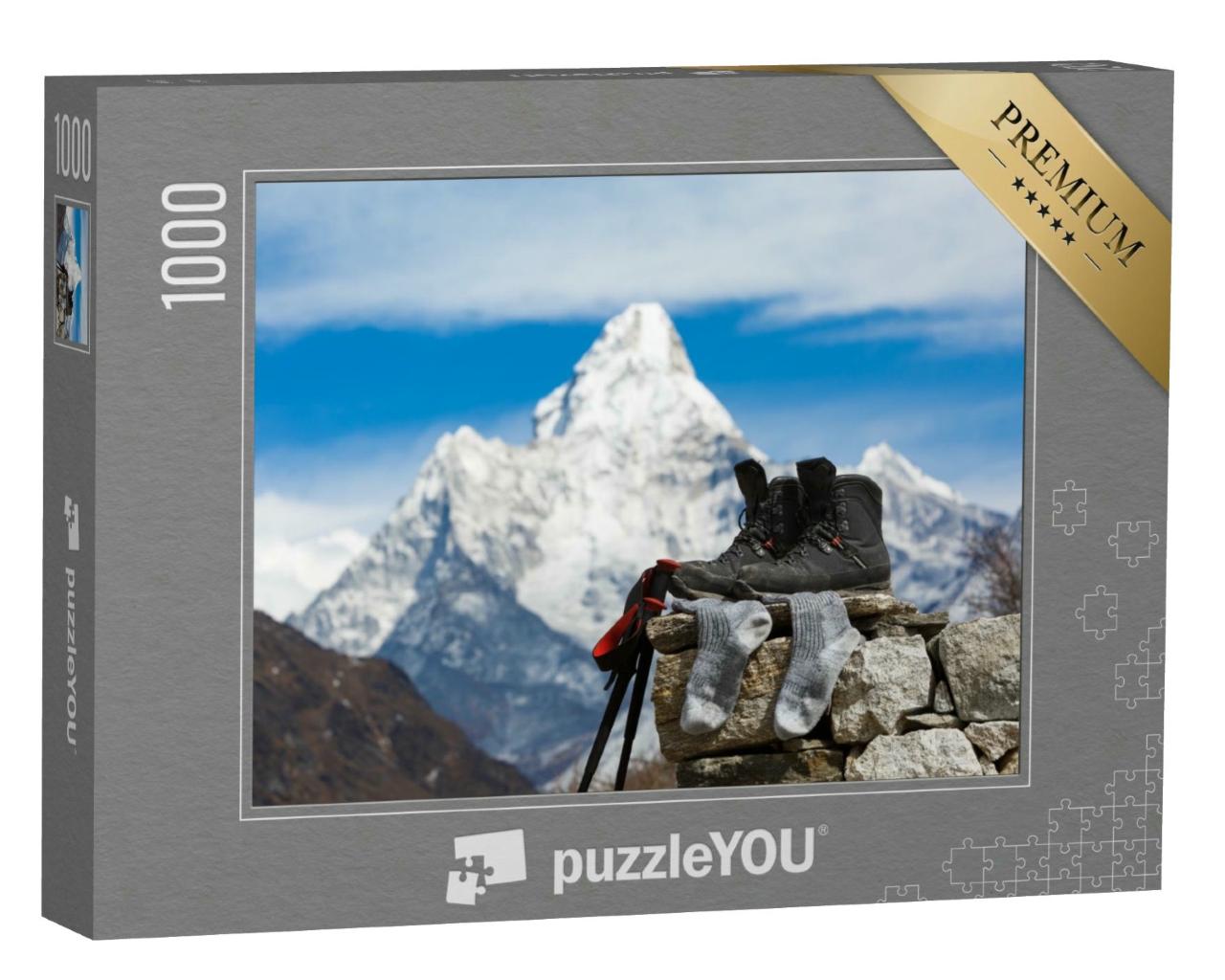 Puzzle 1000 Teile „Wanderschuhe trocknen in der Sonne vor dem Mount Ama Dablam, Nepal“