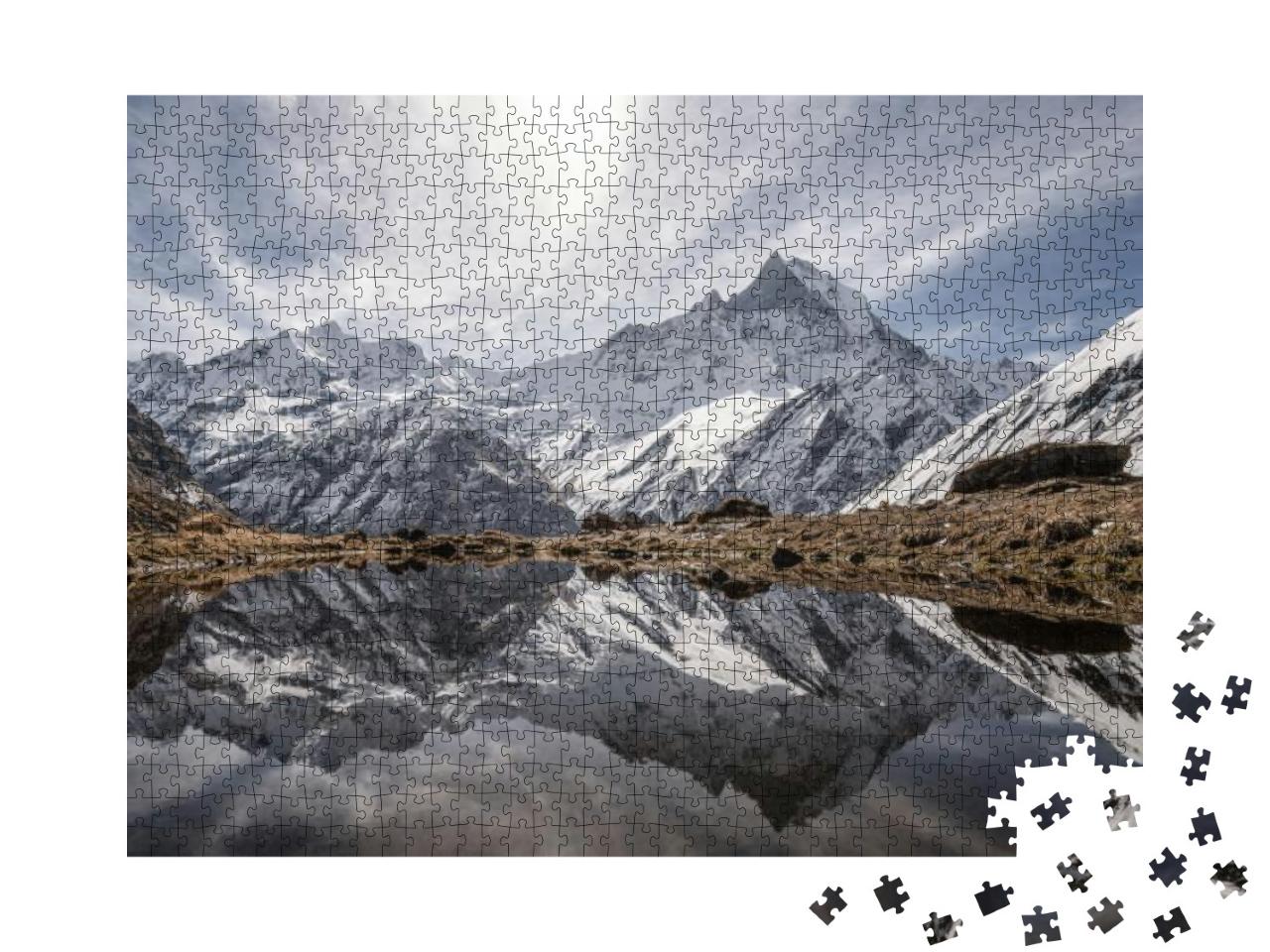 Puzzle 1000 Teile „Perfekte Reflexion in klarem Bergsee - Annapurna Trekking Route, Himalalya“