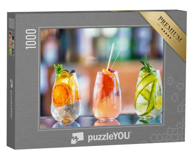 Puzzle 1000 Teile „Gin-Tonic-Cocktails in Gläsern auf Bar-Theke“