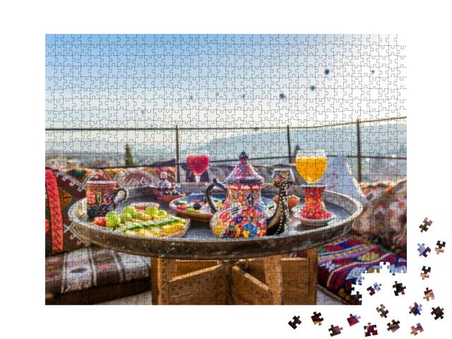 Puzzle 1000 Teile „Traditionelles türkisches Frühstück mit Blick auf Kappadokien und fliegenden Luftballons im Hintergrund“