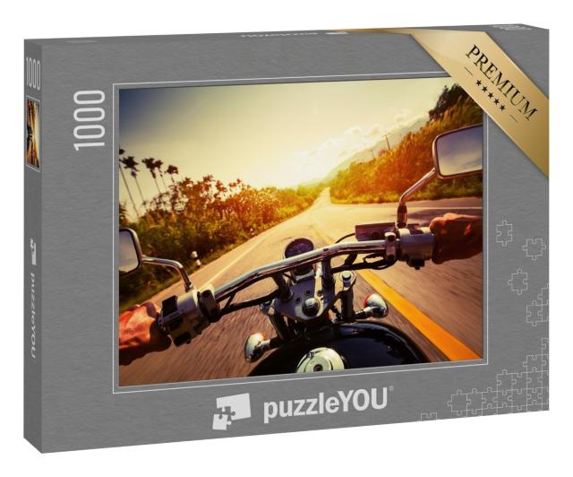 Puzzle 1000 Teile „Motorradfahrer mit freier Fahrt auf leerer Straße“