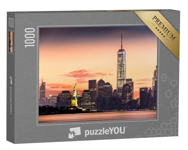 Puzzle 1000 Teile „Lower Manhattan mit beleuchteter Freiheitsstatue im Sonnenaufgang“