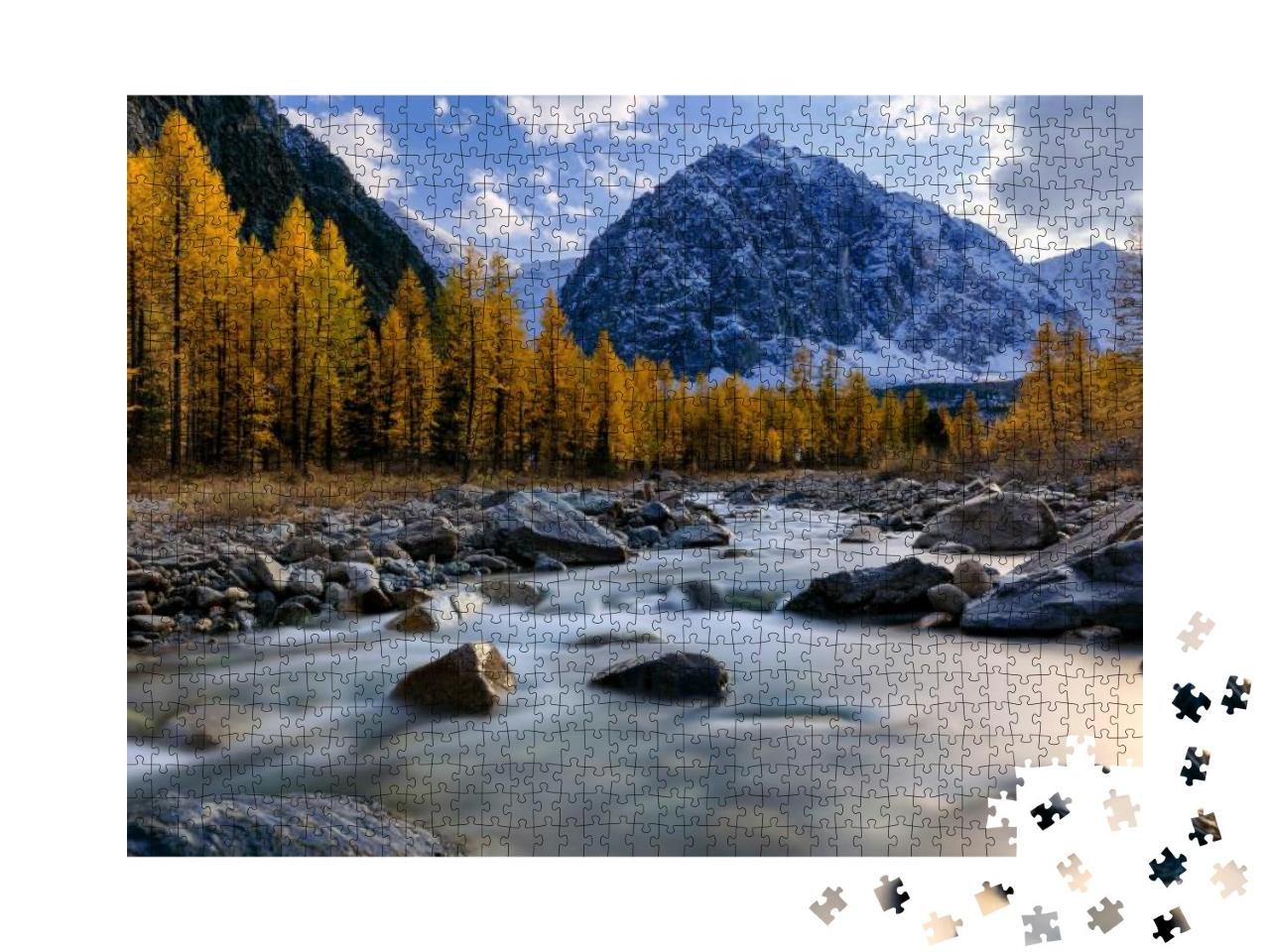 Puzzle 1000 Teile „Aktru-Fluss und Karatasch-Gipfel bei Sonnenuntergang, Westsibirien“