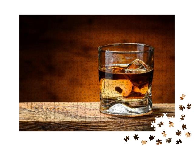 Puzzle 1000 Teile „Whiskey mit Eis auf einem Holztisch“