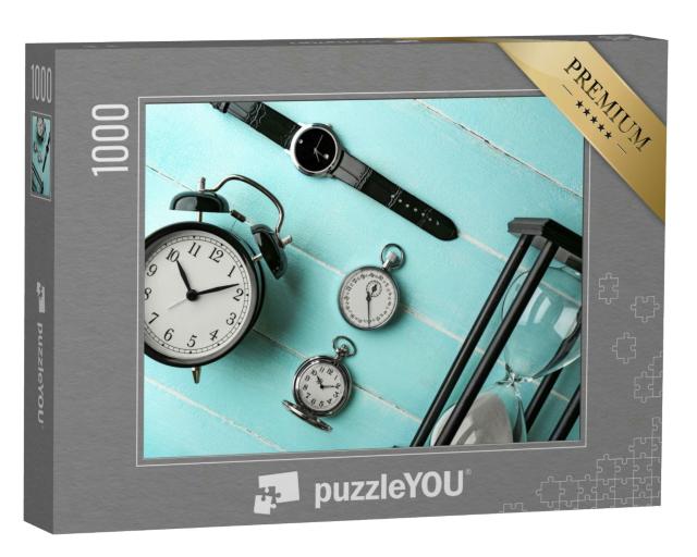 Puzzle 1000 Teile „Verschiedene Uhren auf einem hellblauen Tisch“