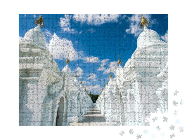 Puzzle 1000 Teile „Wunderschöne weiße Kuthodaw-Pagode am Fuße des Mandalay Hill, Myanmar“