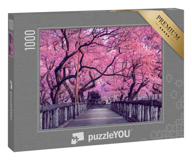 Puzzle 1000 Teile „Kirschblüte über einer alten Holzbrücke, Japan“