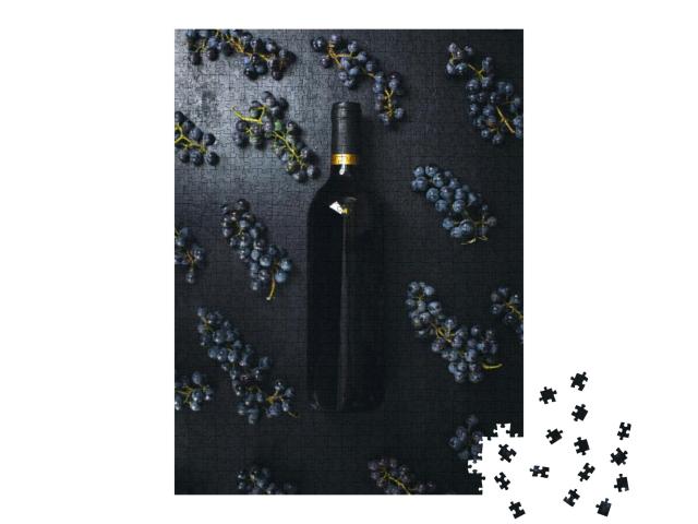 Puzzle 1000 Teile „Wein in einer Flasche mit Trauben verziert“