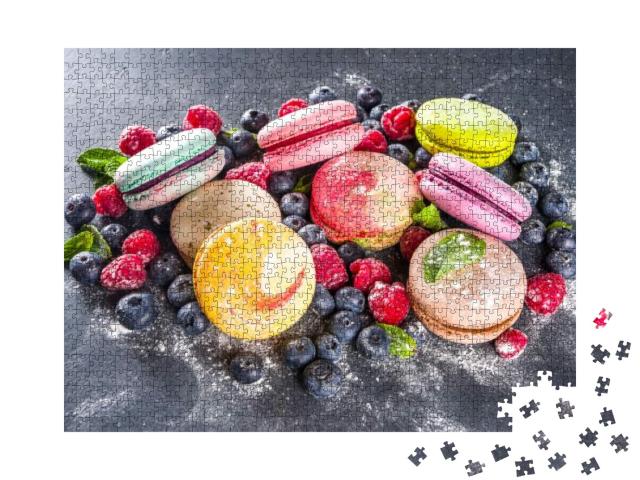 Puzzle 1000 Teile „Bunte französische Macarons mit Beeren und Puderzucker“