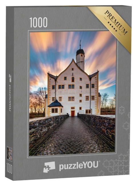 Puzzle 1000 Teile „Ziehende Wolken über dem Wasserschloss Klaffenbach bei Chemnitz“
