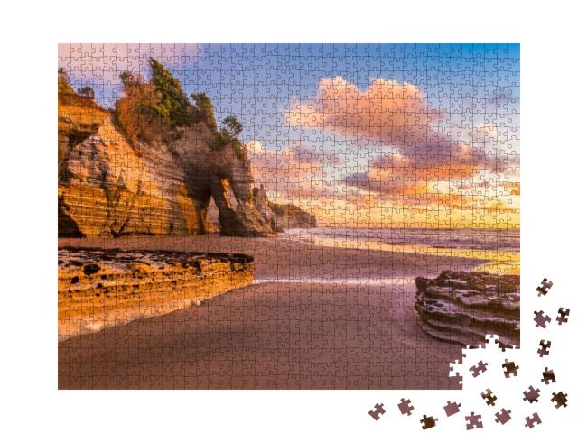 Puzzle 1000 Teile „Sonnenuntergang an einem felsigen Strand im Taranaki-Distrikt, Neuseeland“