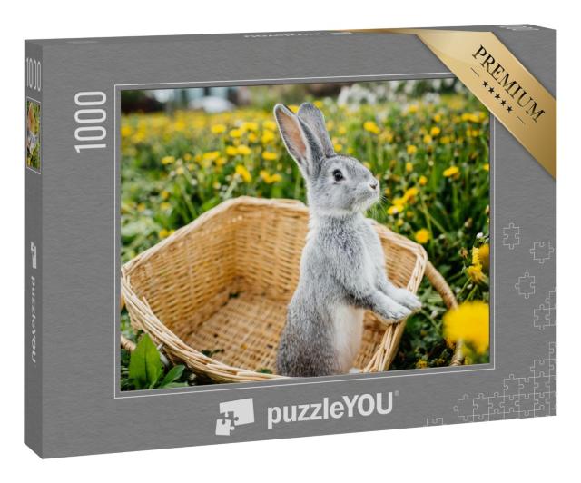 Puzzle 1000 Teile „Graues Kaninchen im Korb auf einer Löwenzahnwiese“