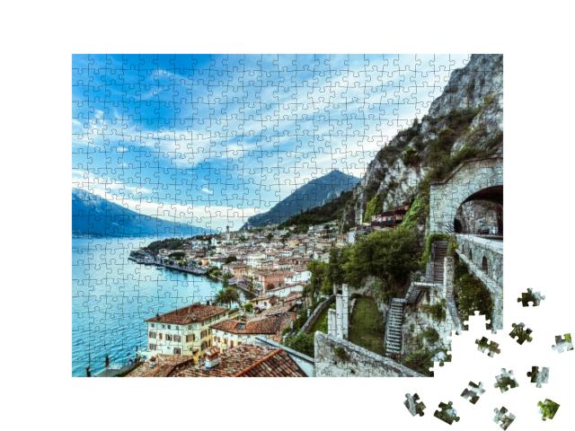 Puzzle 500 Teile „Wunderschönes Panorama von Limone sul Garda am Gardasee“