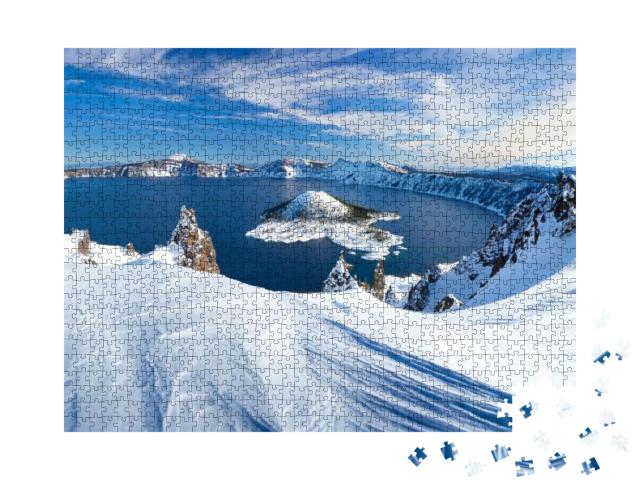 Puzzle 1000 Teile „Schneebedeckte Winter-Szene am Vulkan Crater Lake, Oregon, USA“