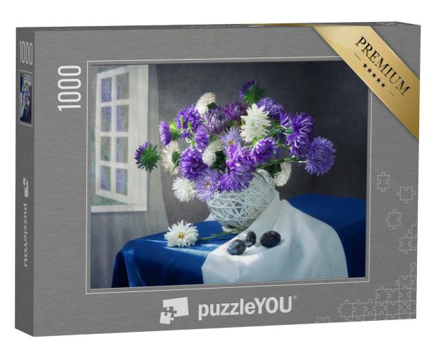 Puzzle 1000 Teile „Stillleben mit weißen und violetten Astern auf einer blauen Tischdecke“