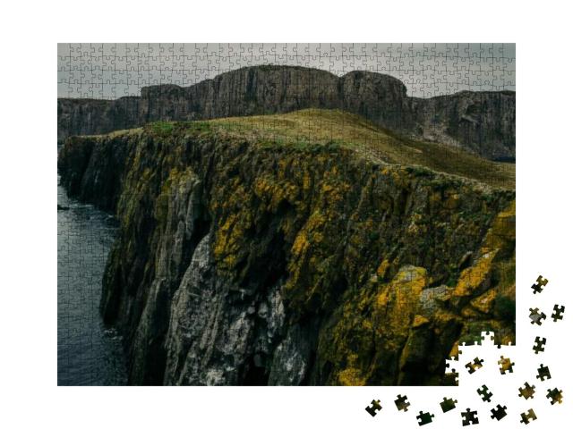 Puzzle 1000 Teile „Klippen mit orangem Moos am Meer: Isle of Skye, Schottland“