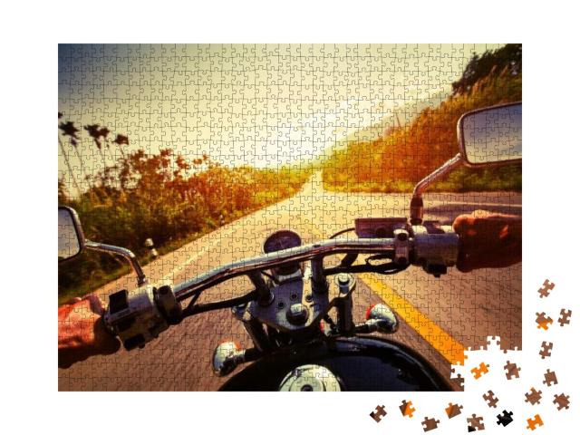 Puzzle 1000 Teile „Motorradfahrer auf einer leeren Asphaltstraße“