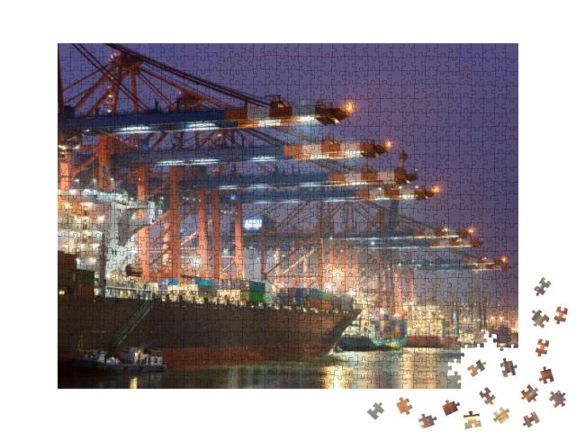 Puzzle 1000 Teile „Frachtschiff im Hafen bei Nacht“