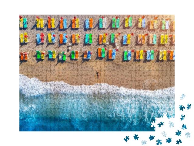 Puzzle 1000 Teile „Frau am Strand mit bunten Liegestühlen, Türkei“