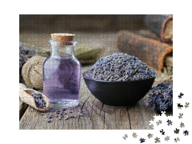 Puzzle 1000 Teile „Ätherisches Lavendelöl und getrocknete Lavendelblüten“
