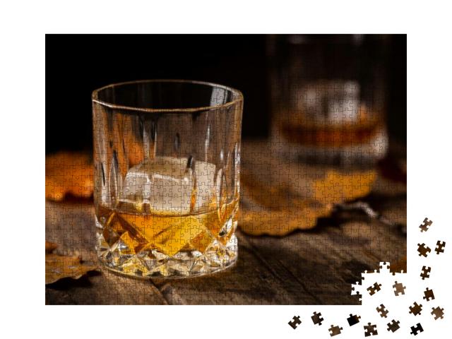 Puzzle 1000 Teile „Glas Scotch, Whiskey und Eis mit Herbstblättern“