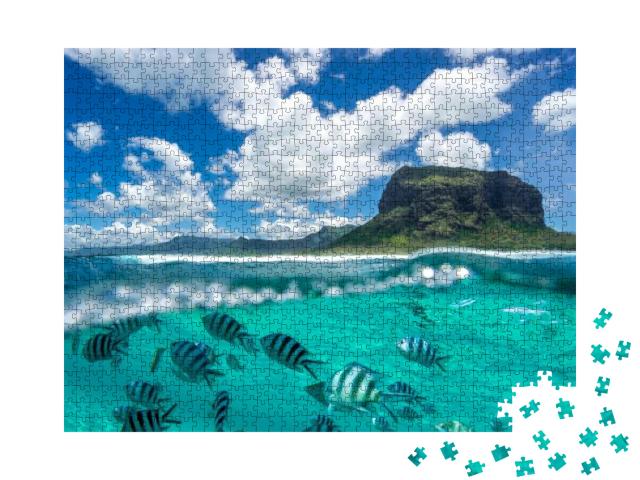 Puzzle 1000 Teile „Zwei Welten treffen aufeinander - Berge und Unterwasserwelt auf einem Bild vereint“