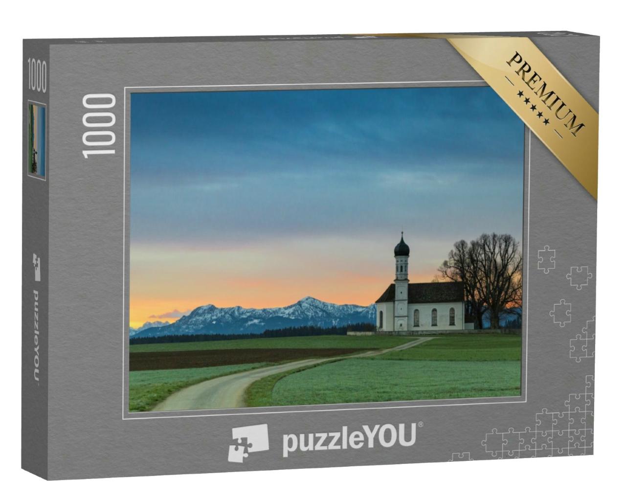 Puzzle 1000 Teile „Sonnenaufgang über einer alten Kapelle, im Hintergrund die Alpen“