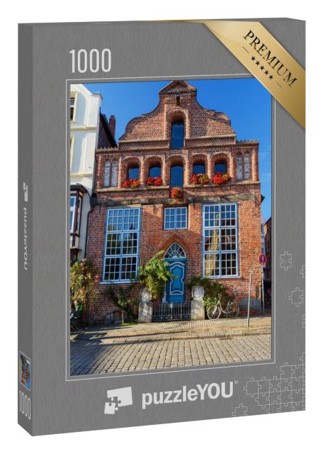 Puzzle 1000 Teile „Mittelalterlicher Backsteinaltbau mit blauer Tür, Lüneburg, Deutschland“