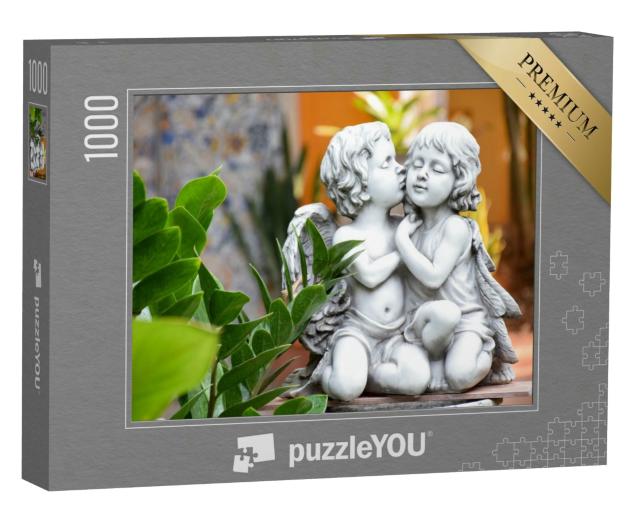 Puzzle 1000 Teile „Statue eines Mädchens mit einem küssenden Jungen, Amor im Garten“