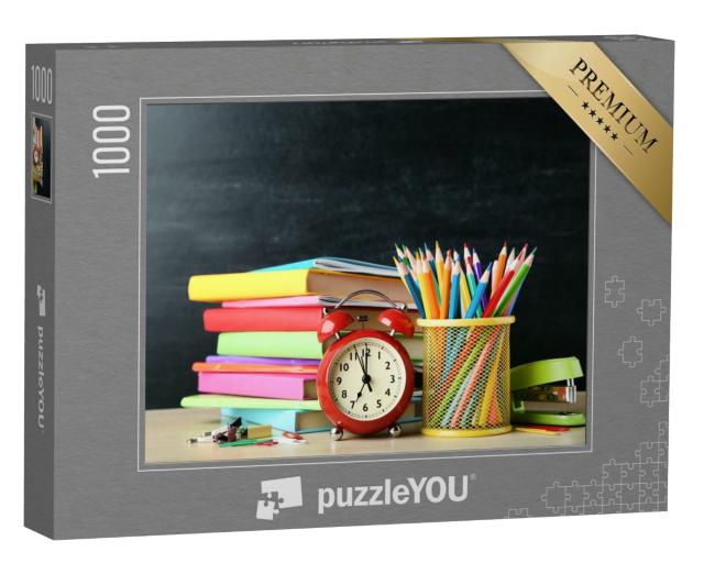 Puzzle 1000 Teile „Schulbücher mit Bleistiften und Wecker“